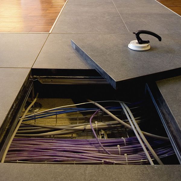 Admire os  pavimentos sobrelevados realizados com os materiais Ariostea
